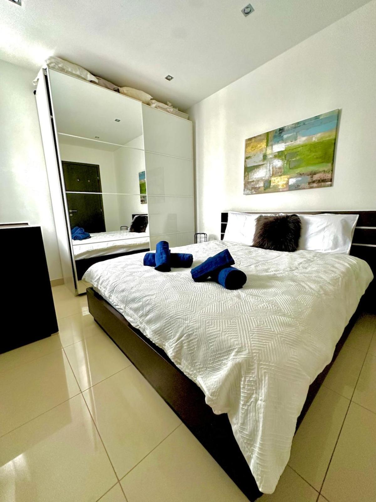 Luxury Penthouse 170 Meters From The Sea In Balluta Bay *